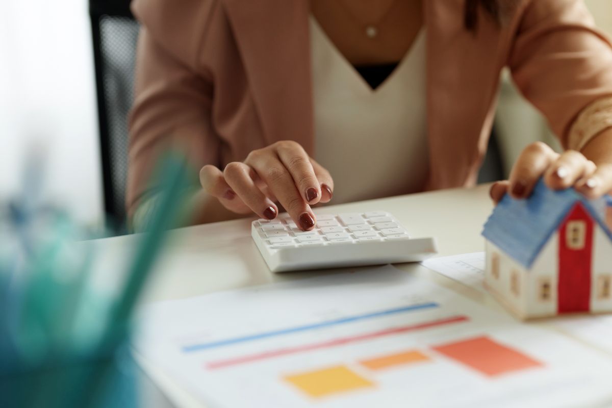 An accountant calculating the cost of living in the Philippines