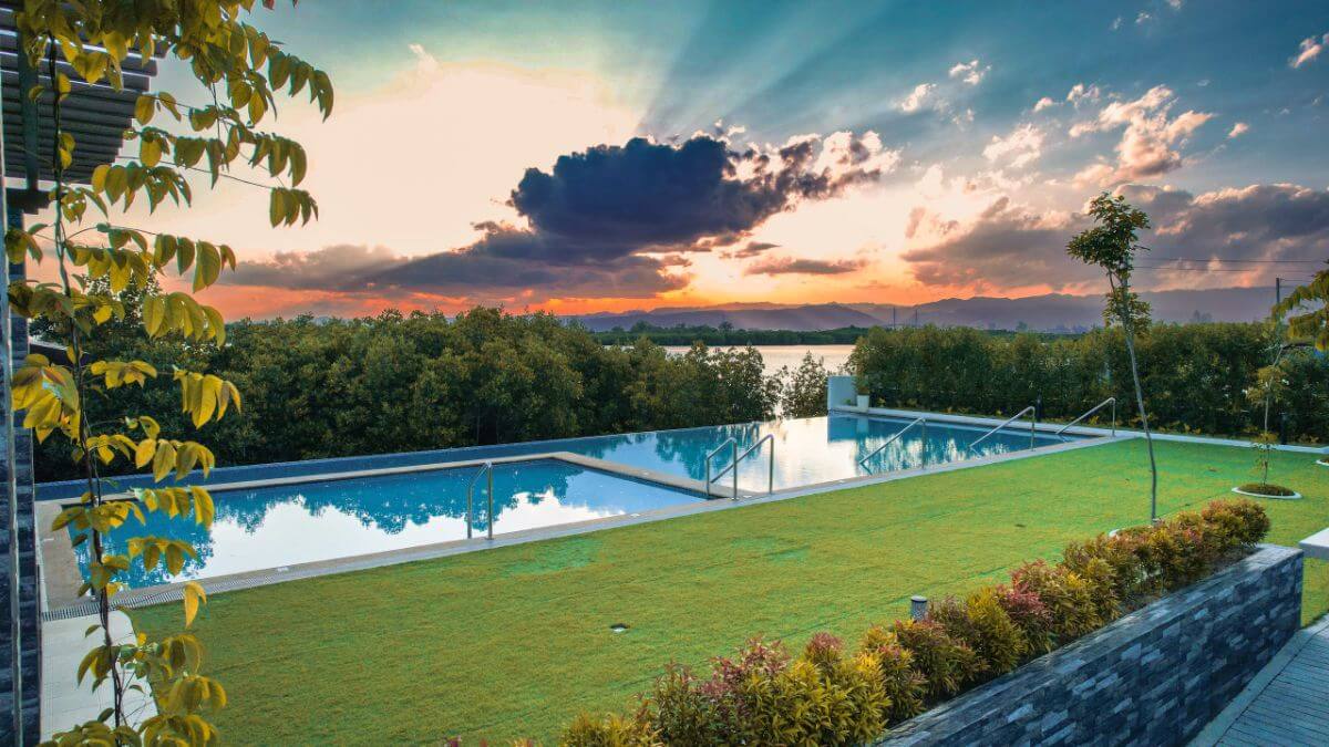 Swimming pool inside a gated community developed by Pueblo de Oro, featuring family-friendly amenities and modern residential living.